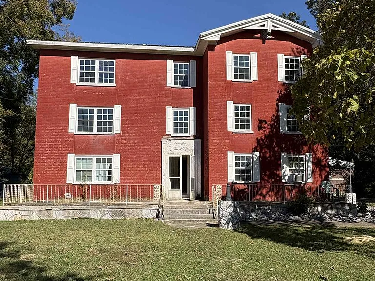 525 E Main St — Photo 1