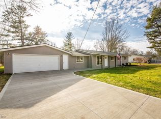 565 Robinhood Dr, Aurora, OH 44202