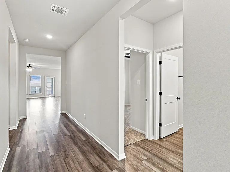 2827 Fox River Dr — Photo 2