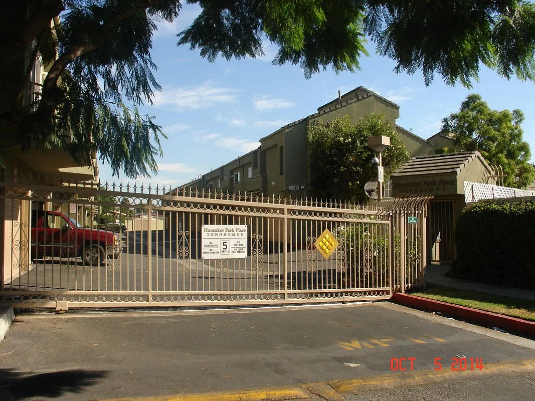 2 bed, 3.0 bath, 940 sqft, $3,350 — Photo 2