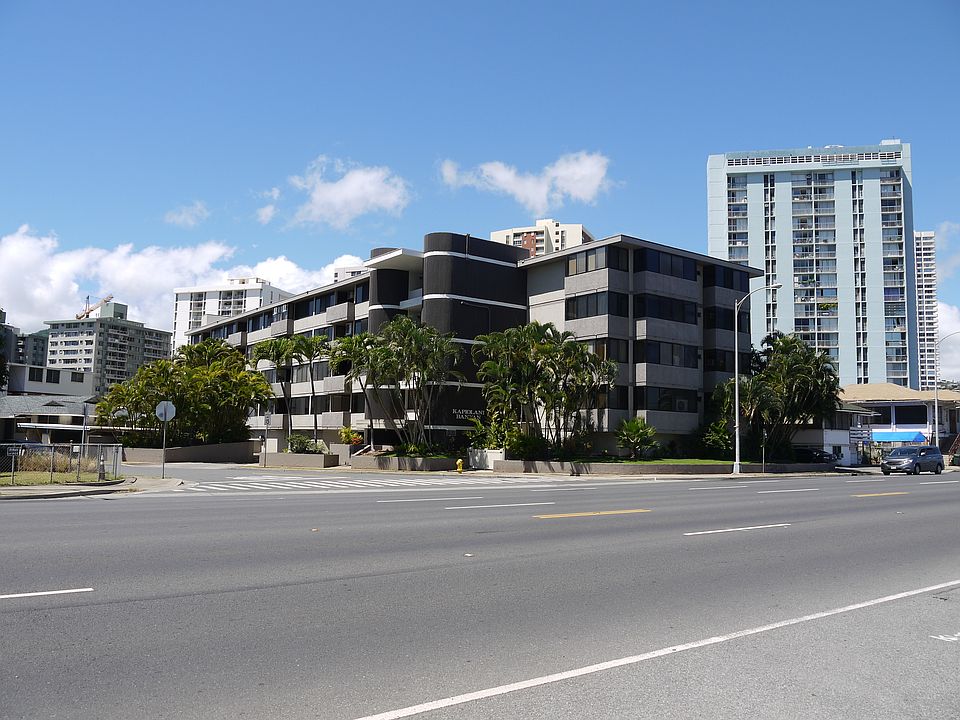 Kapiolani Banyan Outside