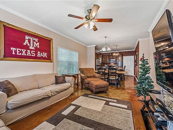 3rd image of 1403 Medina Dr