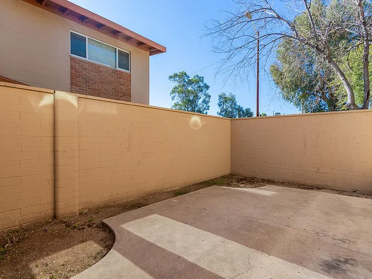 N Desert Ave — Photo 7