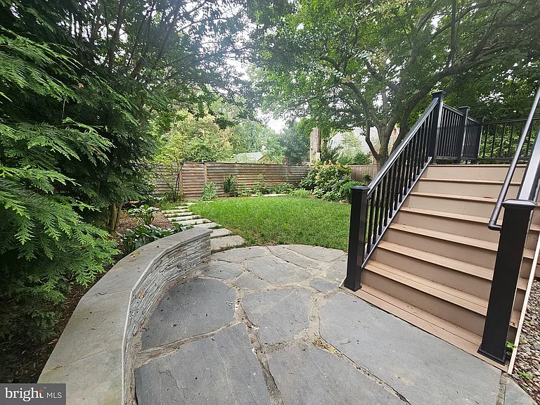 102 E Oak St — Photo 18