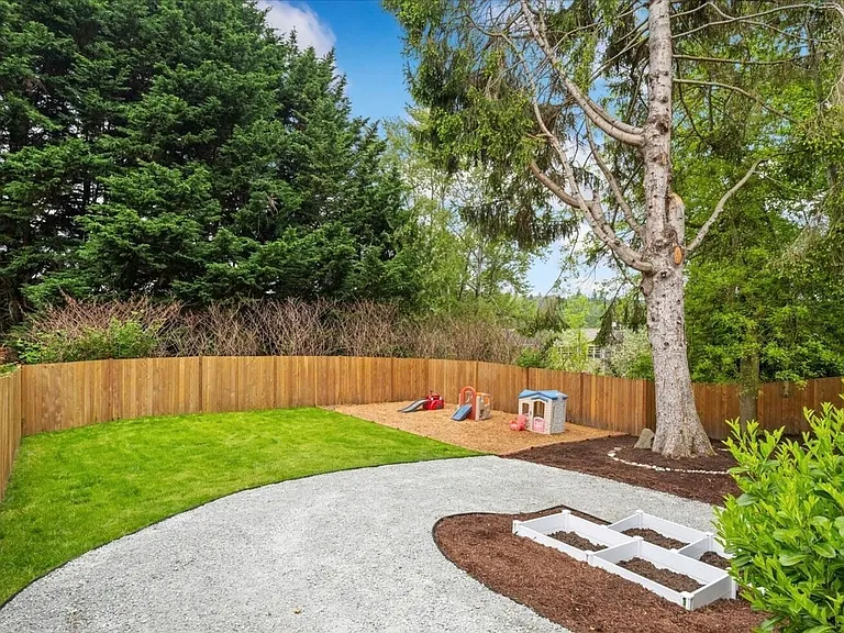 4037 NE 109th St — Photo 33