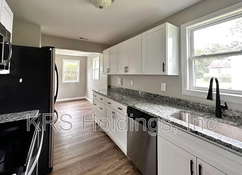 3 bed, 2.0 bath, 1040 sqft, $1,895 — Photo 4