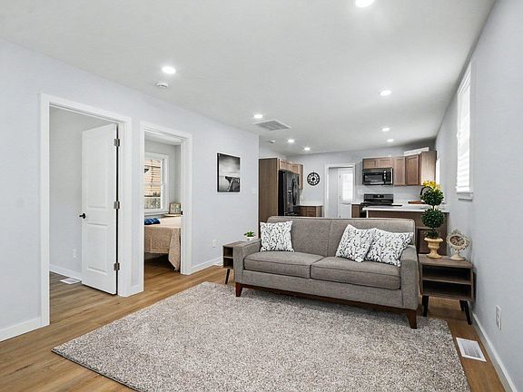 3rd image of 20925 Ridgemont Rd