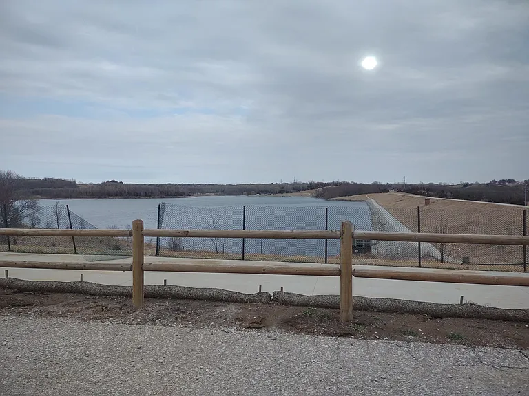 Bike paths, picnics and more at a walking distance - lake cunningham