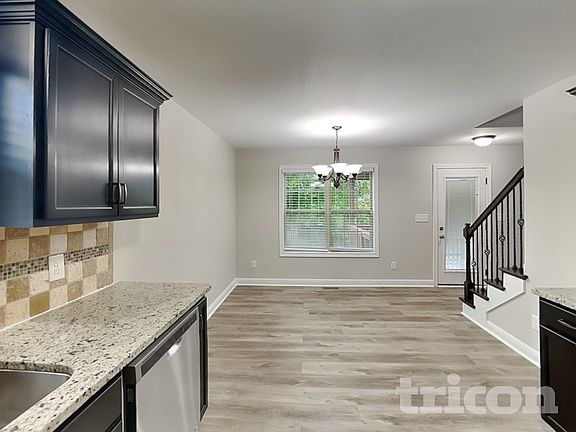 5th image of 727 Cavalier Dr