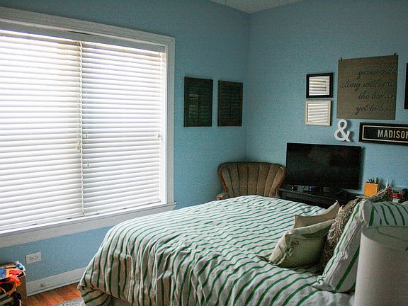 3rd image of 4700 1/2 N Winchester Ave #2