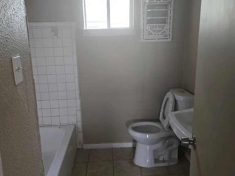 5811 Wipprecht St #21-8 — Photo 6
