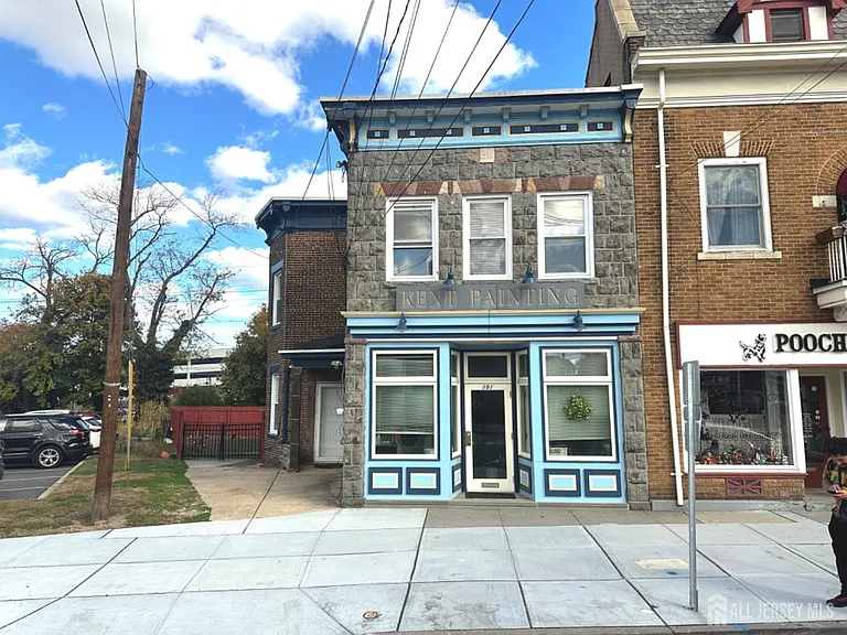 151 N Broadway — Photo 1