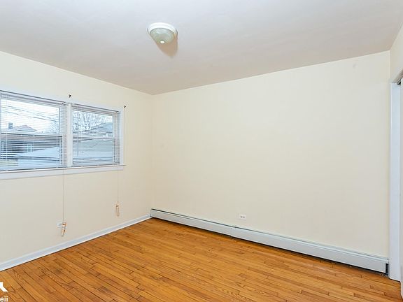 3rd image of 8734 S Escanaba Ave #1W