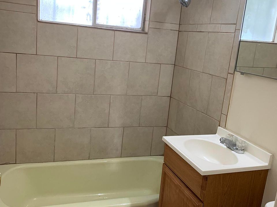 2nd image of 1010 S Palomas Dr SE