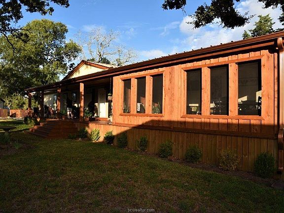5th image of 412 Leaning Oak Ln