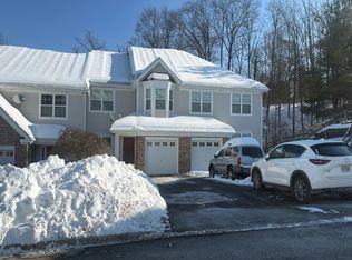 12 Black Bear Ct, Hamburg, NJ 07419