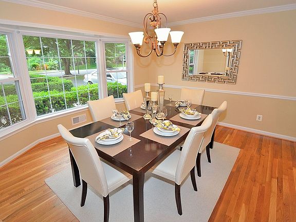 Dining Rm w/Bay window