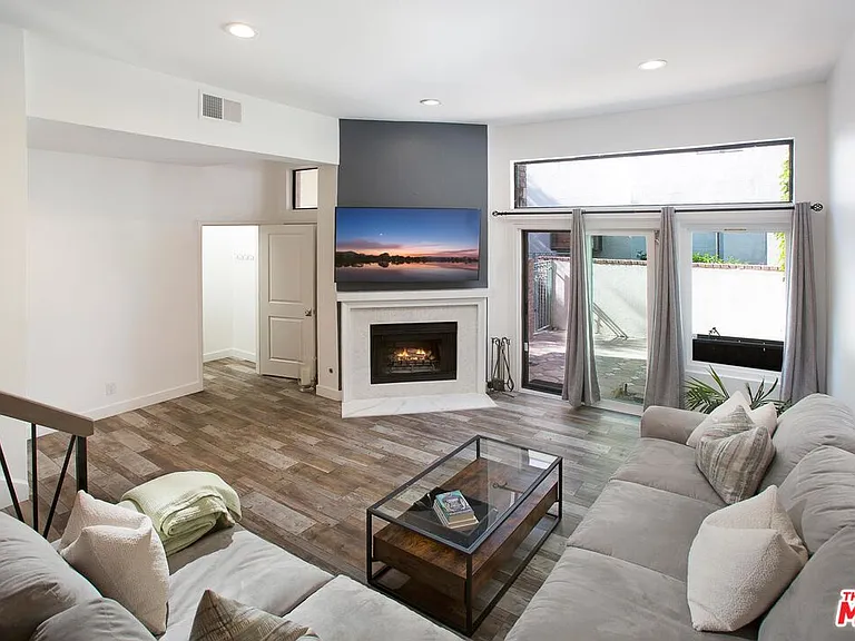 18755 Hatteras St #16 — Photo 2