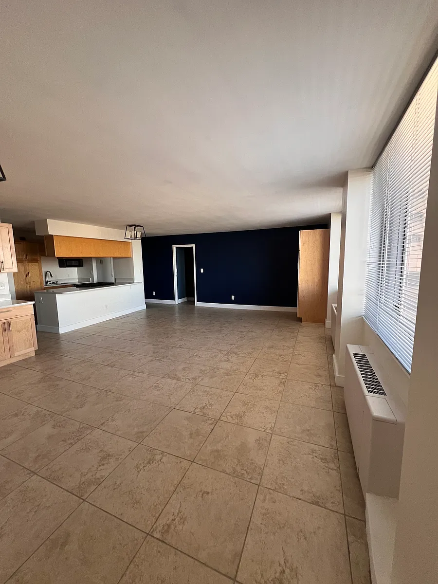 Building Photo - 600 E 8th St #5D