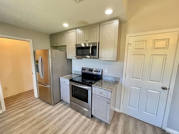 4th image of 4034 Lake Bluff Dr
