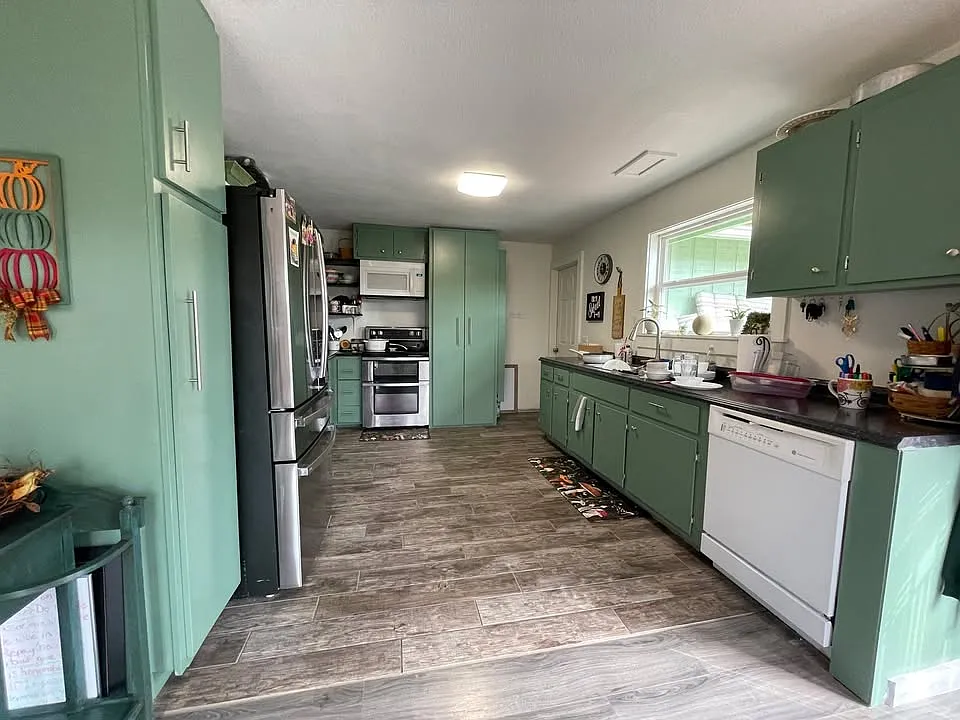 3 bed, 1400 sqft, $2,100 — Photo 2