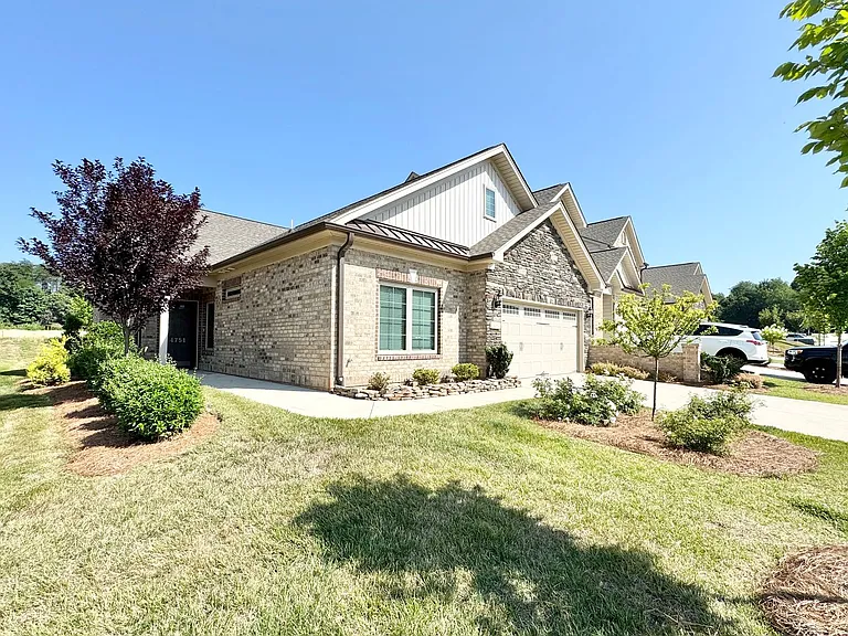 4751 Willowstone Dr — Photo 2
