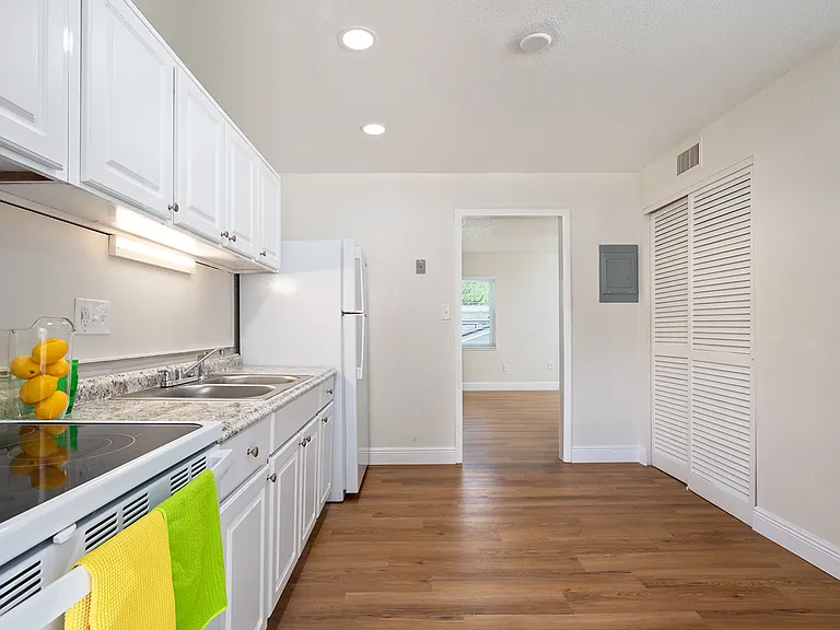 Park Plaza Apartments — Photo 7