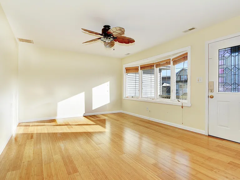 361 N Richmond Ave — Photo 10