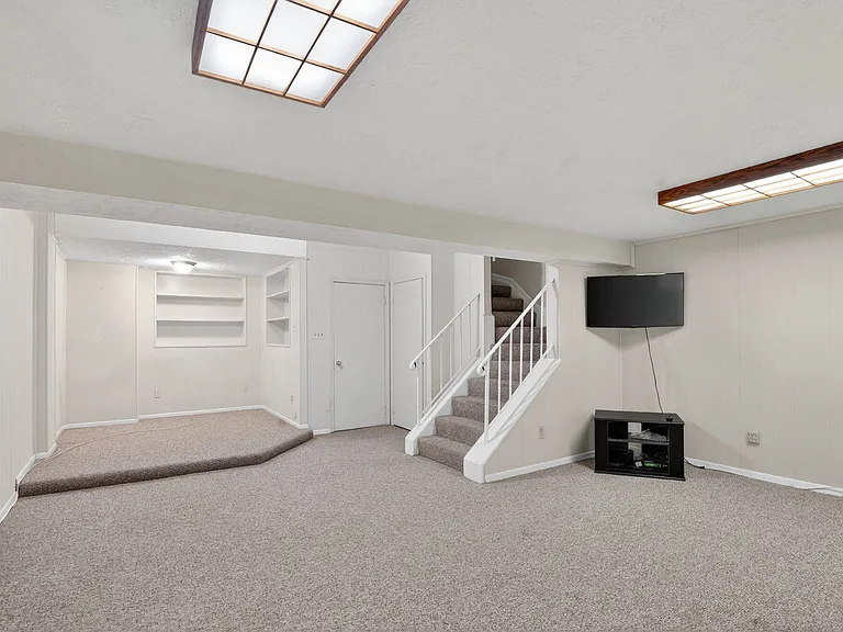 5326 King Arthur Cir — Photo 2