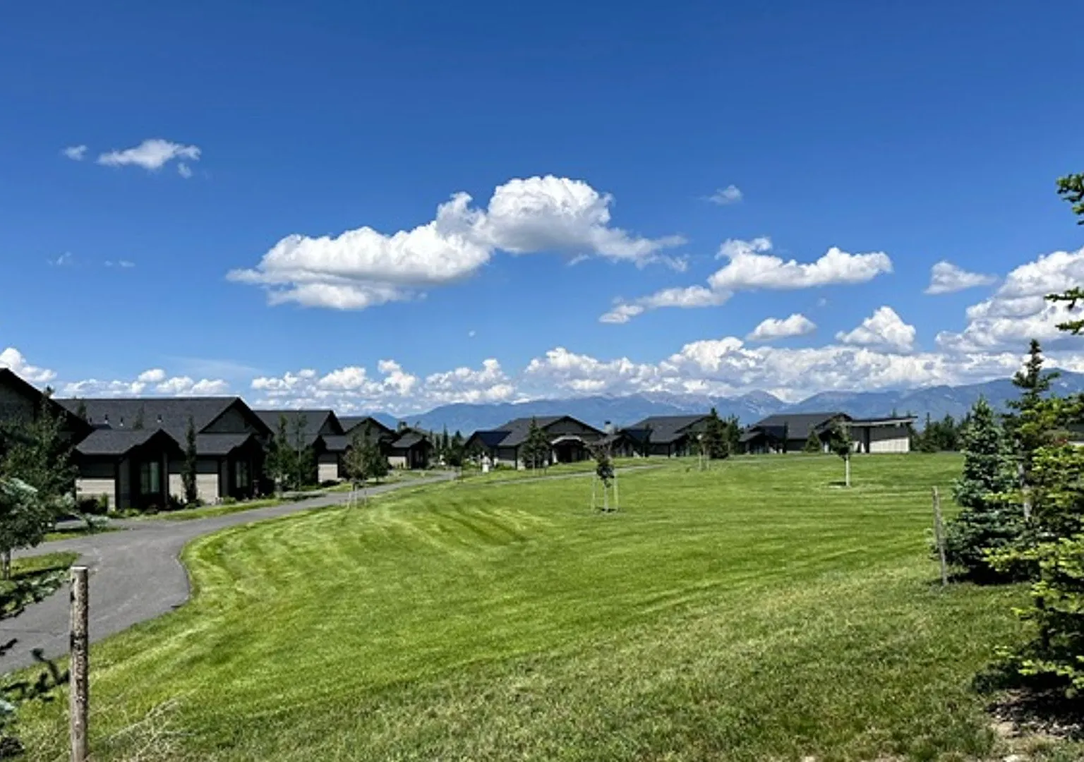 Black Bull Trail One Bedroom One Bathroom Space Available! — Photo 3