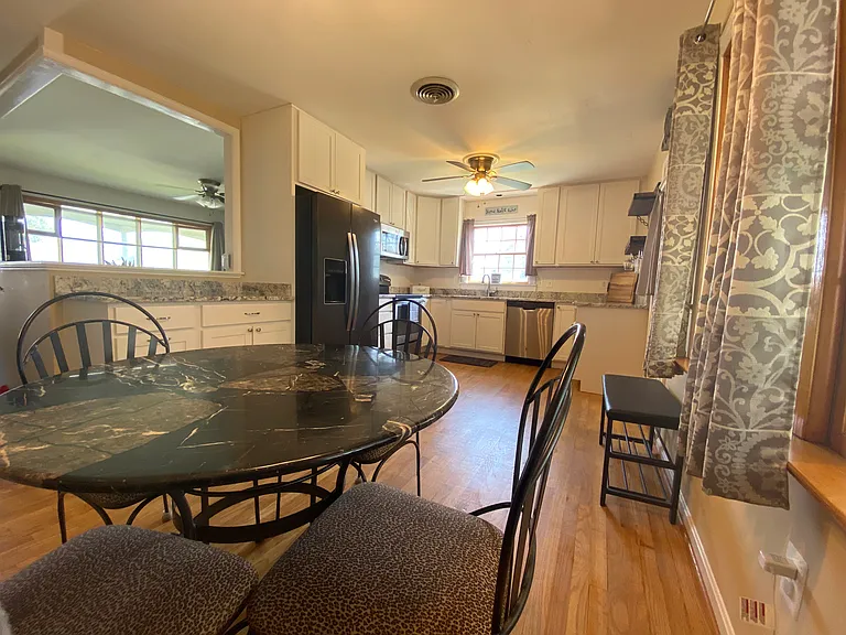 1006 Young Pl — Photo 3
