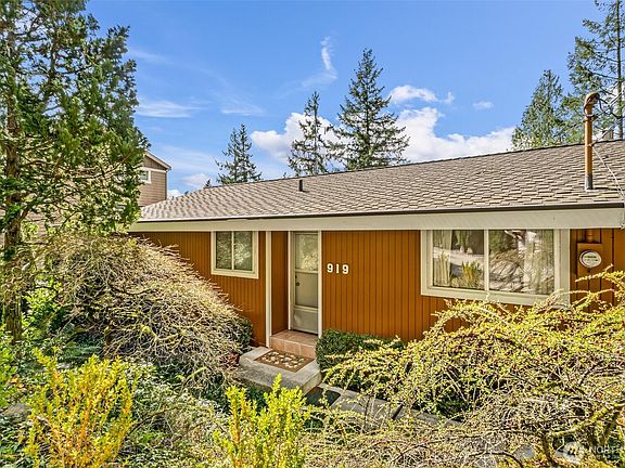 4th image of 919 207th Avenue NE