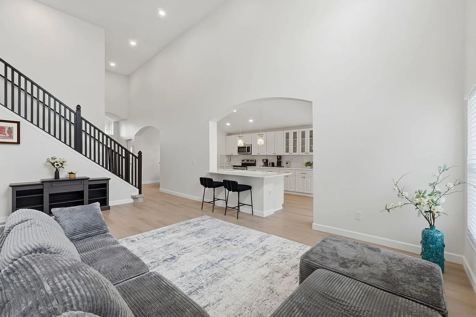 5 bed, 3.0 bath, 2281 sqft, $4,005 — Photo 3