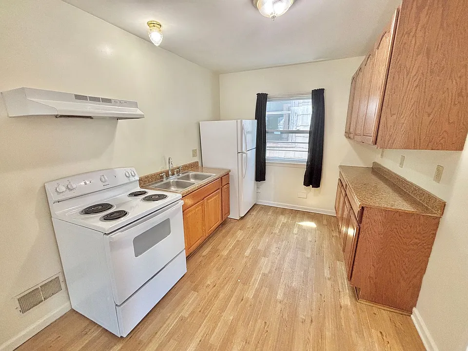 832-834 S Plymouth Ave S