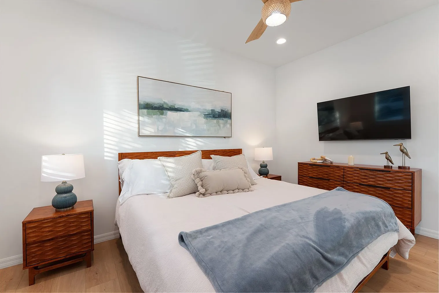 3 bed, 2.0 bath, 1689 sqft, $7,003 — Photo 4