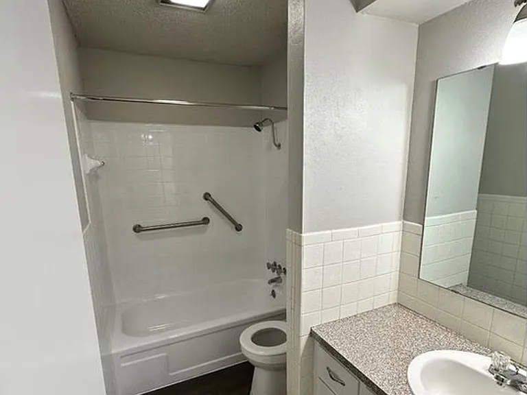 Oak View Apartments — Photo 8