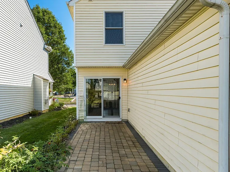 1383 Pansy St #200 — Photo 32