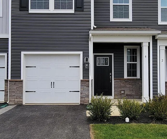 4 Elliot Ln — Photo 1