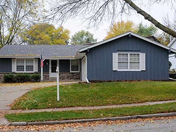 2nd image of 300 Carriage Dr