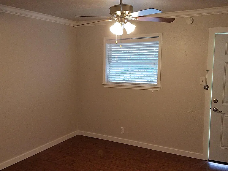 2505 Louise St — Photo 5