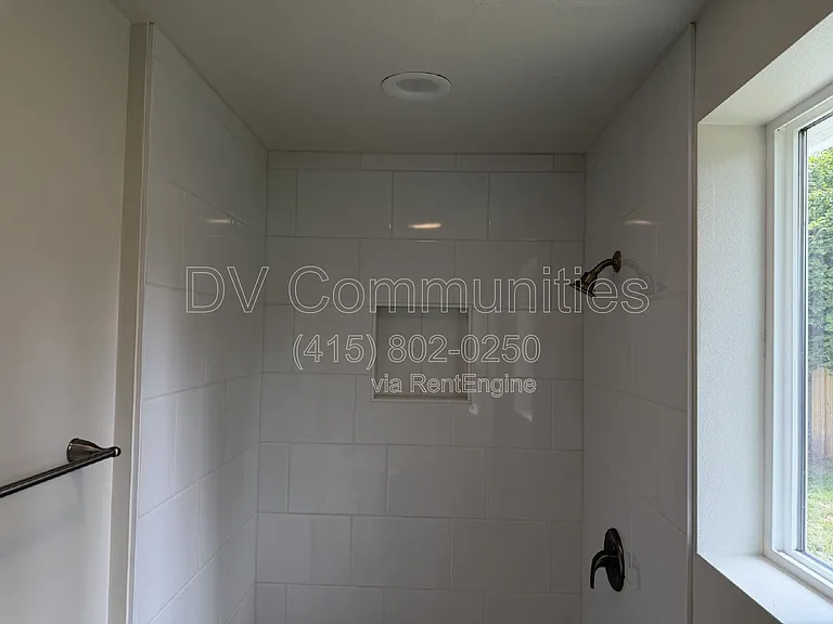 1246 Hughes St — Photo 16