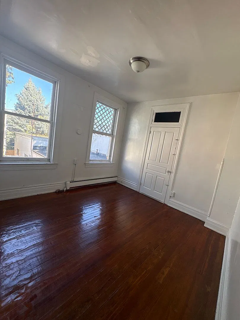Spacious 4 Bedroom, Laundry, Parking in York City SD — Photo 2