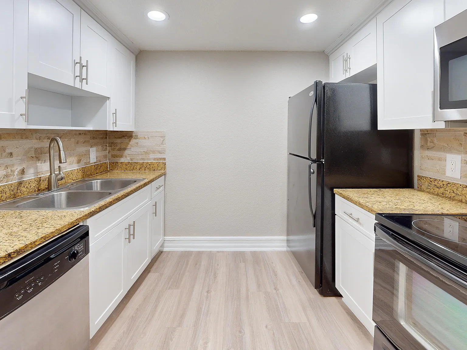 Seastone Apartments — Photo 1