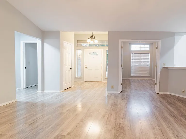 10501 NW 45th St — Photo 6