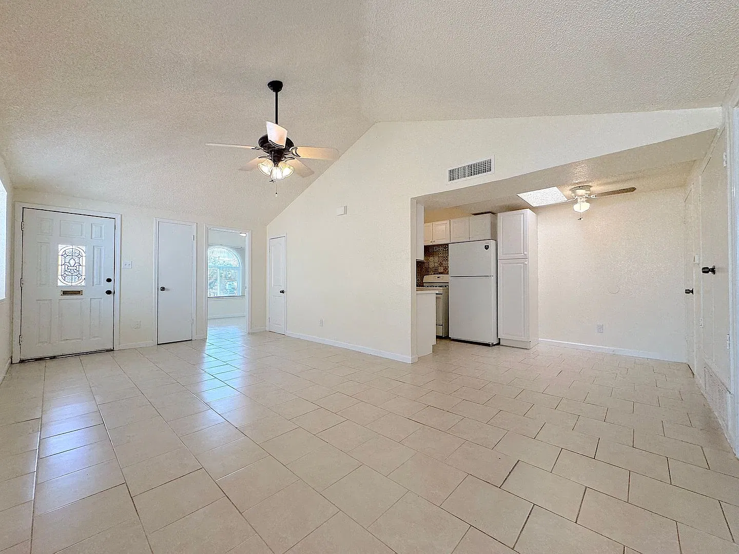 Refrig A/C 2bed/2bath Duplex with Bonus Room! — Photo 3