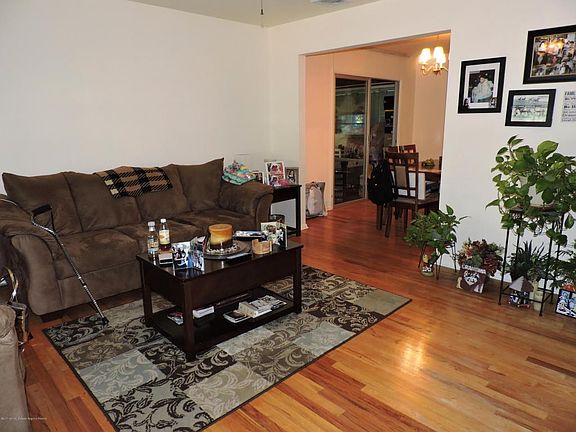 3rd image of 17 Stanford Ct W