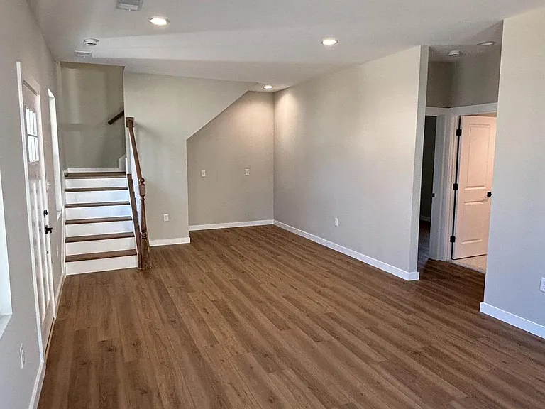 129 Evans St — Photo 8