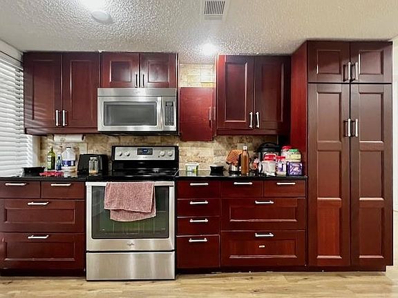 4th image of 698 Serramonte Dr