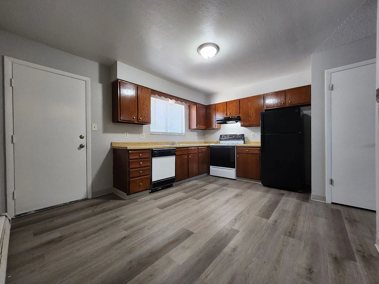 Freshly Updated 2 Bed / 1 Bath Townhome with Yard Access Now Leasing & Move In Special! — Photo 4