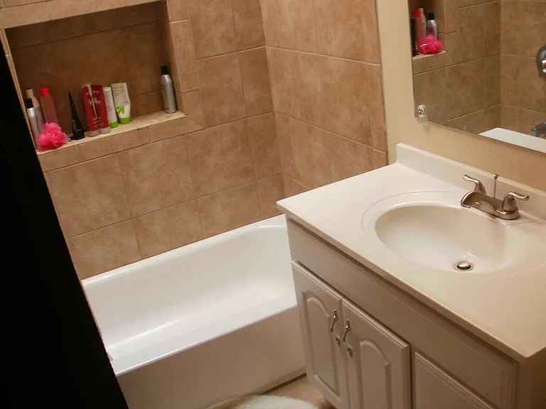 2nd floor bathroom, shared between tenants, with adequate space & size.